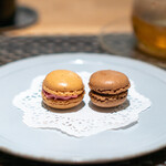 ARMONICO - フランボワーズのマカロン チョコのマカロン