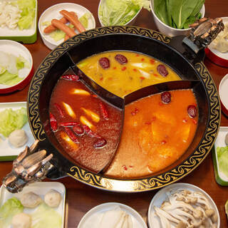 You can enjoy the "rotating Hot pot" that is rumored in the streets!