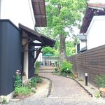 蔵カフェおもひで屋 - 黒い蔵を過ぎて