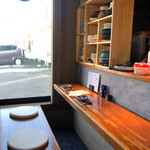 酒と炭焼 おかげさん - カウンターは席を間引きしてます