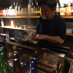 炭焼 おかげさん - クリアマスク着用で炭と格闘する店主