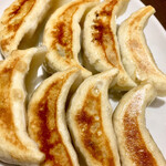 Tenkou Gyouzabou - 元祖餃子は1皿8つ　ふっくら可愛く焼けてます
