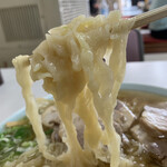 Marushima - 「チャーシューメン（大）」麺リフト。麺は『森田屋』ならではの「青竹手打ち麺」。手打ちと言うよりも手延系のように麺幅の変化がとても大きい麺だ。『森田屋』の手打ち麺の様態をしっかりと継承している麺である。