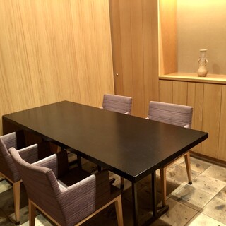 【個室１】
                                          2～4名様用です。同タイプの隣の部屋と連結できます