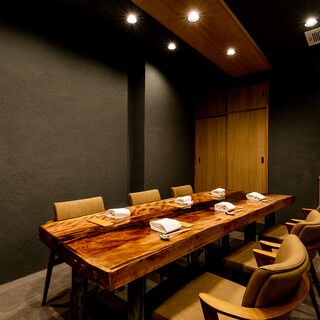 拘り抜いた素材を使った、シックで和モダンな空間。最大6名様