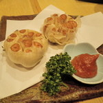 ちろり - にんにくの丸揚げ（５００円）…頭をカットして食べやすく調理