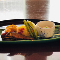 招福樓 東京店 - 琵琶湖産稚鮎の焼き物　赤蒟蒻と黄身酢　玉蜀黍の漬け焼き　サツマイモ　茶豆　アジの押し鮨　オクラと烏賊明太子