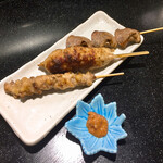 三酉屋 - 手前からのどっち198円、つくね塩198円、はつ塩165円