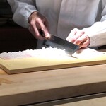 菊鮨 - 鱧の骨切り・・いい音が・・