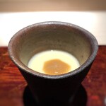 菊鮨 - ◆蝦蛄入り茶碗蒸し、このわたのせ・・蝦蛄は好まないのですが、茶碗蒸しで頂くと甘く感じ食べやすいですね。 このわたがいいアクセントになっています。