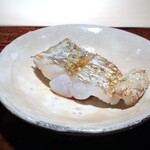 菊鮨 - 太刀魚、塩焼き・・太刀魚は脂がのり美味しいですし、塩加減も絶妙。