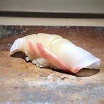 菊鮨 - 鯛、塩〆・・塩で閉めることで、鯛の旨味をダイレクトに感じます。
