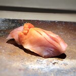 菊鮨 - 赤貝（山口）・・立派な品で食感も愉しめますし、もちろん美味しい。