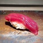 菊鮨 - 赤身、づけで・・赤身らしい鉄分と旨味を感じ秀逸