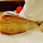 コメダ珈琲店 - アイスクリームとハチミツと練乳が混ざりこんだシロノワールの中心部分の美味さ、世界最強