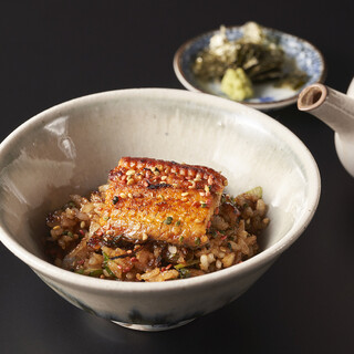 鉄板焼を通して表現する斬新な日本料理。四季折々の味覚を味わう