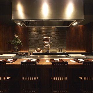 鉄板を間近で感じられるカウンター席