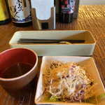 Kubota Shokudou - 熱々のワカメスープとシャキシャキのサラダ