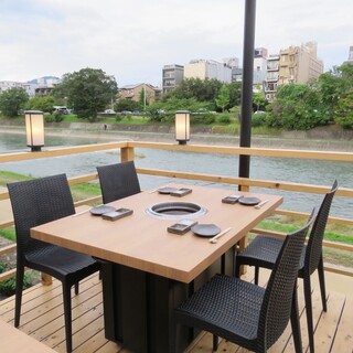 納涼床席
                                          5/1～10/15限定
                                          ※席料として夜のみ￥700/名(税込)頂きます