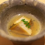 新ばし 星野 - あわびを蒸し煮。圧力鍋で炊くお店が多い中、あえて普通の鍋でじっくりと柔らかくなりすぎず炊き上げる。