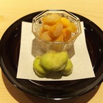 新ばし 星野 - 干し貝柱をくず粉を使ってふんわりと揚げて、手前は一寸豆を揚げる。油キレよく、カラッと揚がるワザ。