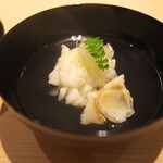 新ばし 星野 - カツオを使わず昆布出汁のみのお椀。オコゼの身が引き立つ。