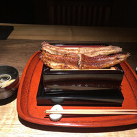 にょろ助 銀座 - 特特上_鰻重（アップ１）奥：白焼き　手前：タレ