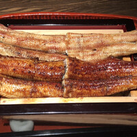 にょろ助 銀座 - 特特上_鰻重（アップ3）奥：白焼き　手前：タレ