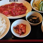 Yakiniku Juujuu - じゅうじゅう定食。肉はカルビ。