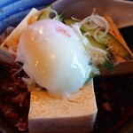Yakiniku Juujuu - 温泉卵のピリ辛豆腐。