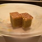 たかおか - エビのすり身が練り込まれた玉子焼き　じっくりと時間をかけて焼き上げた玉子焼きですが、しっとりとしているんです！時間をかけてもこんなにしっとり仕上がるんですね♪