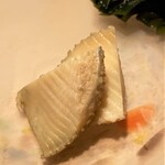 たかおか - 勝浦の鮑　包丁の入れ方が個性的で、旨味が感じられ易く食感も柔らかで美味しい♬