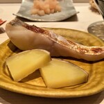 たかおか - 竹岡の赤甘鯛　程よく水分が抜けた焼き上がりで、身にしっかりと旨味が凝縮されています♬  皮にも少し甘みがありますね、美味しい♪  付け合わせにさつま芋が珍しいですね♪