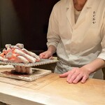 たかおか - 板場から熱を感じる程の高温で、ご主人が太刀魚を炙っています♬  こんな演出は素敵ですね♪