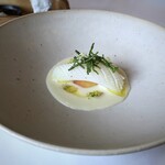 MAISON LAFITE - 障泥烏賊(佐賀県呼子産)のポワレ、スモモ敷き、馬鈴薯のクリームを添えて、シーアスパラガス、ディル、人参の花載せ