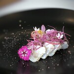 MAISON LAFITE - ◆炙り久絵(クエ)(福岡県玄界灘産)の柚子マリネ、夏トリュフ挟み、茗荷、ビーツ、お花のピクルス、ラディッシュ載せ、自家製梅干し&自家製紫蘇のパウダー掛け