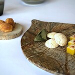 MAISON LAFITE - 蜂蜜を含んだ焼きたてマドレーヌ、ナンシーマカロン、パートドフリュイのピンクペッパー載せ・・どれも美味しい。
