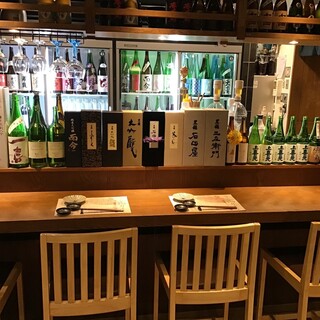 日本酒好きな方はカウンターもお勧め。常時40種類以上の日本酒が目の前に。２名様席