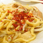 ラーメン二郎 - 粗挽き唐辛子投下～♪