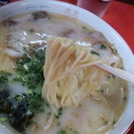 龍王 - スープを纏い易い適度な柔軟性を持った麺揚げが巧み。