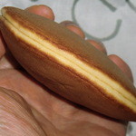 うさぎや - どら焼き・サイドビュー。端正な合わせ目。