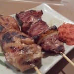 もつ焼き ウッチャン 新宿思い出横丁 - 2012.6 串盛り五本（820円）の内、テッポウ、カシラ