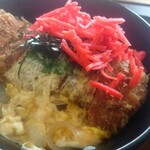 ひるがの高原サービスエリア上り線 - 見た目は普通のカツ丼。 しかし、超しょっぱくて汁だくでした。