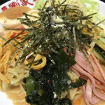劉家 西安刀削麺 - タレをかけマヨと刻み海苔を乗せて完成♡