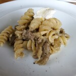 ソリスアグリトゥーリズモ - ２皿目のパスタ。とろとろ茄子とソーセージのフリッジ。香辛料がアクセントになっています。