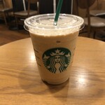 STARBUCKS COFFEE - グランデサイズのコーヒーフラペチーノ（528円）