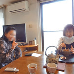 美女２名と、お食事で～す。