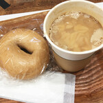 ベジスタンド - 全粒粉ベーグル ¥280、ソイラテ。豆乳が濃く、コーヒーの濃度もしっかりでクリーミー。かなり美味しいです。+200