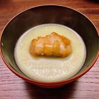木山 - 枝豆（湯上り娘）の摺流し〜爽やかな枝豆の香りが味覚を確かめるように蕩ける。しっかりとした長芋の上には濃厚な馬糞雲丹がアクセント。
                    