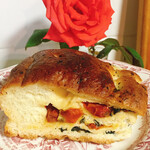 バックシュトゥーベ ツオップ - トマトとオリーブのフォカッチャ